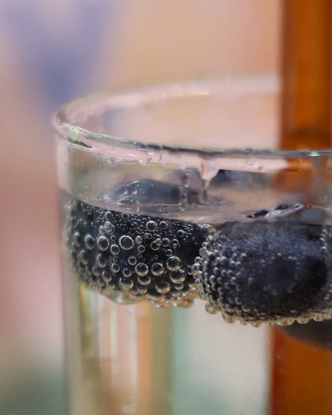 Familiencafé Goldkrümel – hausgemachtes Getränk mit frischen Brombeeren
