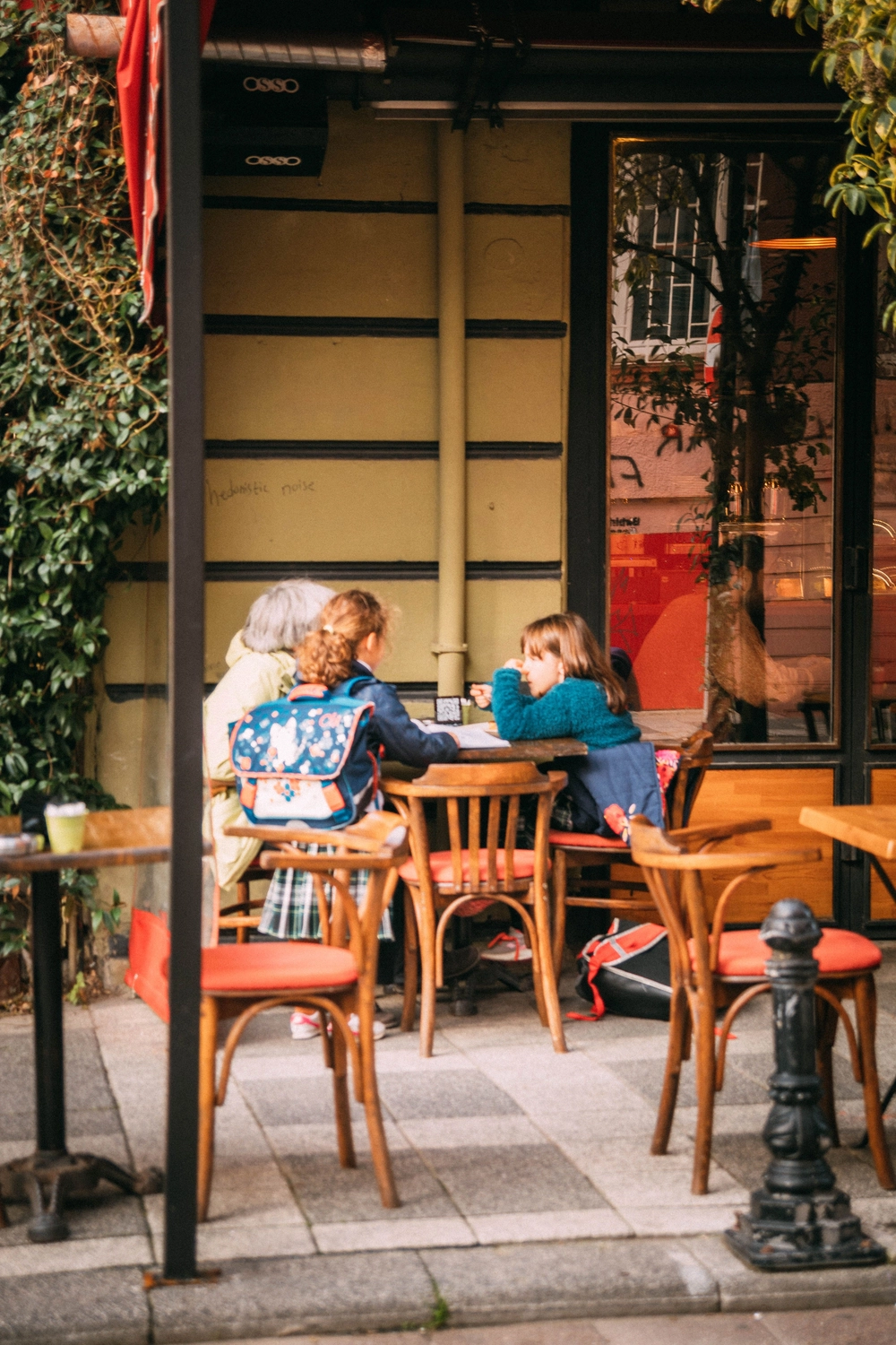 Familiencafé Goldkrümel-Café – Schülerinnen genießen ihre Zeit im Café