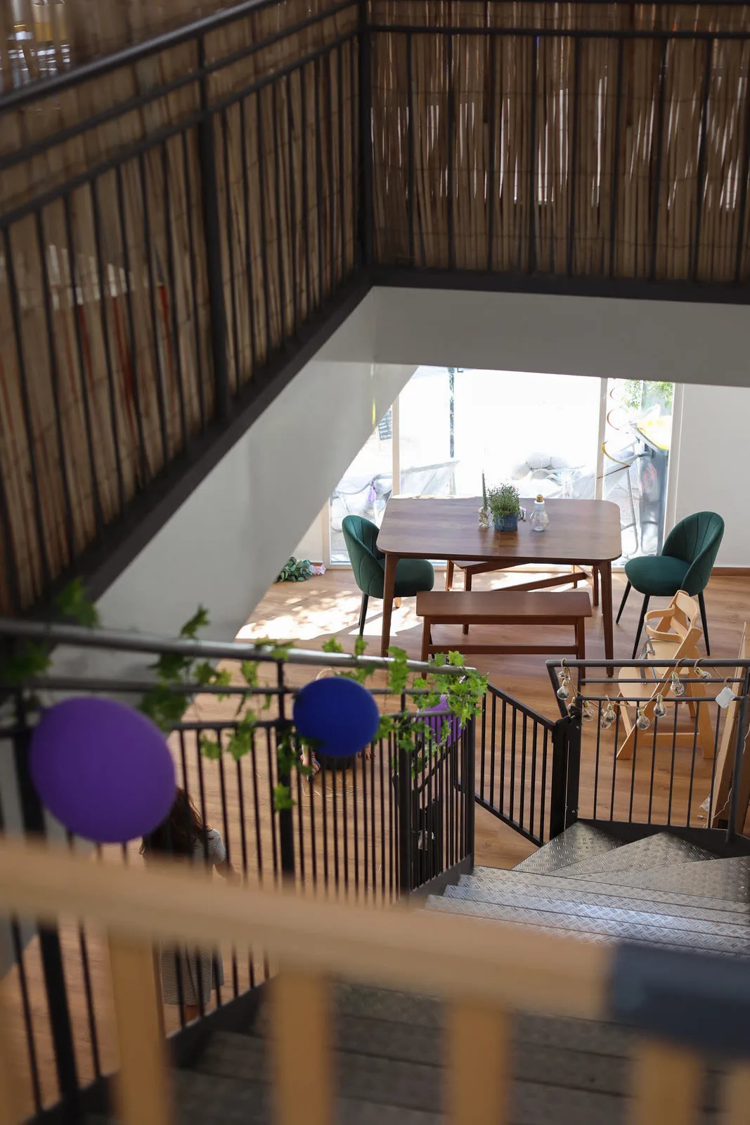 Familiencafé Goldkrümel – Blick von der Galerie in den Sitzbereich