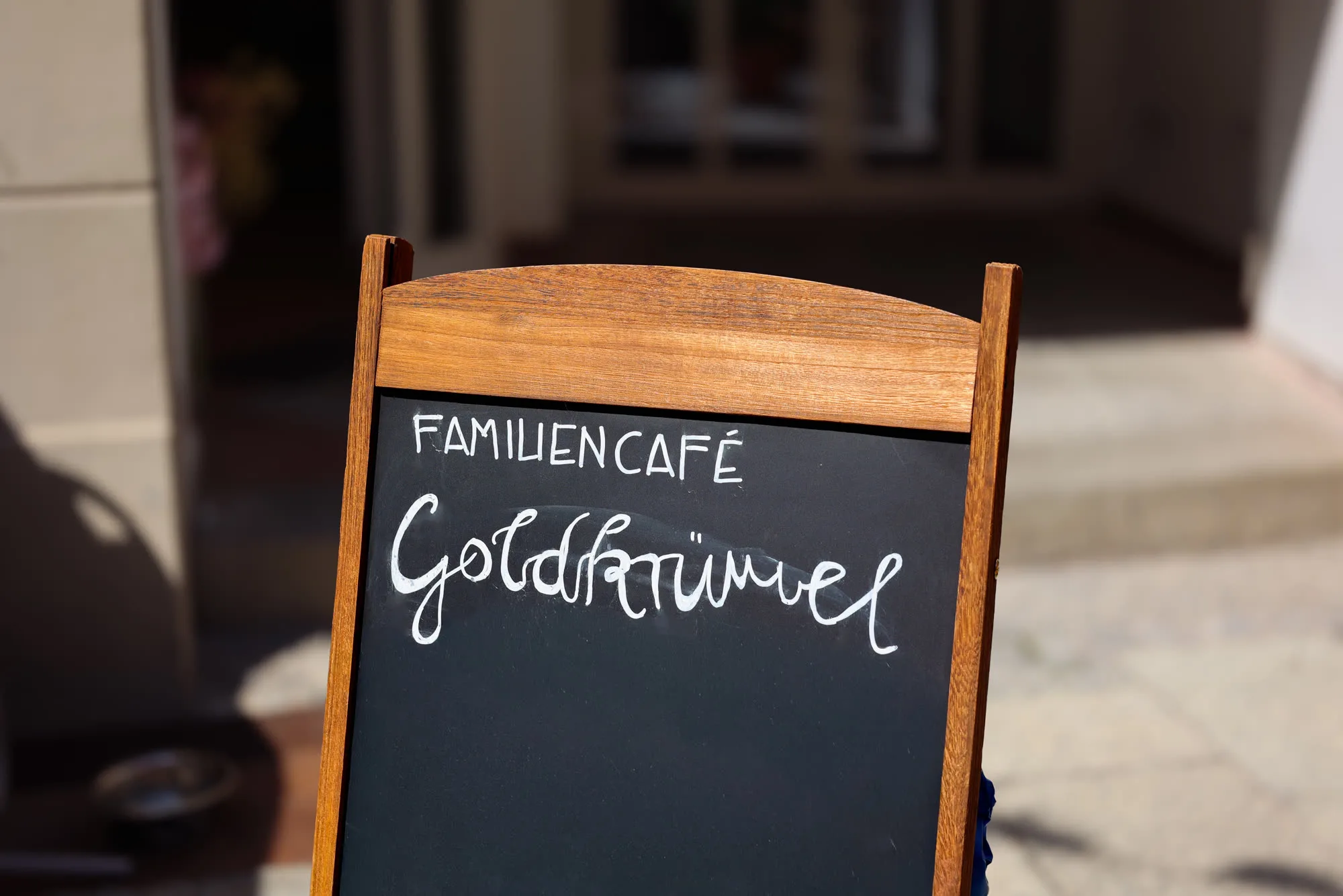 Familiencafé Goldkrümel – Tafel mit dem Schriftzug vor dem Eingang in Coburg